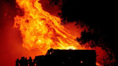 Bomberos de Butte ven levantarse una torre de fuego ante ellos.