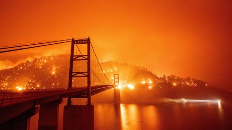 El puente Bidwell Bar rodeado por un incendio en el lago Oroville durante el incendio Bear en California.