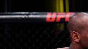 Mike Rodríguez golpeando a Ed Herman.