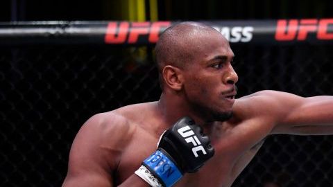 Mike Rodríguez golpeando a Ed Herman.