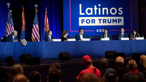 El presidente Trump participó en una mesa redonda con latinos en Arizona.