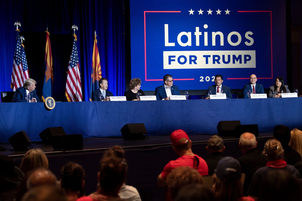 El presidente Trump participó en una mesa redonda con latinos en Arizona.