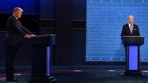 El presidente Donald Trump (i) y el candidato presidencial demócrata Joe Biden durante el primer debate presidencial.