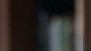 Bill Gates le hornea un pastel a Warren Buffet y le desea feliz cumpleaños 90