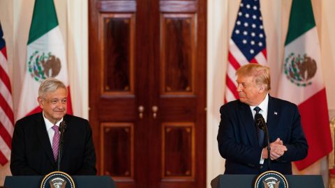 AMLO y Donald Trump antes de la cena.