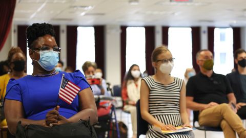 Las ceremonias de naturalización continúan durante la pandemia de coronavirus.