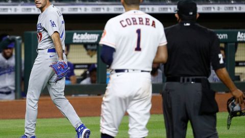 Joe Kelly de los Dodgers y Carlos Correa de los  Astros se encaran.