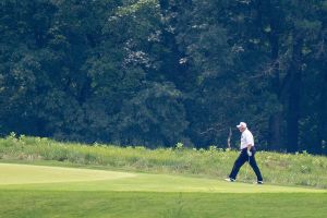 Trump vuelve a jugar golf. Sigue sin reconocer la victoria de Biden