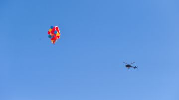 Blaine soltó los globos cuando llegó a la altura máxima y bajó en paracaídas.