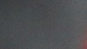 Una mujer desinfecta sus manos en el primer día de la reapertura de los centros comerciales al público en Nueva York.