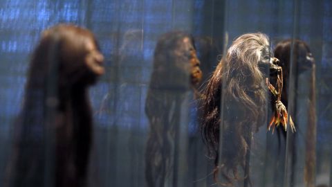 Otros museos europeos como el Quai Branly, en París, tienen Otros museos europeos como el Quai Branly, en París, tienen exhibiciones similares.exhibiciones similares.