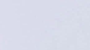 Adamari López abrió su vestido y mostró los piernones.