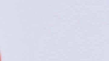 Adamari López abrió su vestido y mostró los piernones.