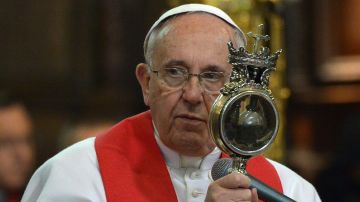 El papa Francisco con la sangre de San Genaro en su visita de marzo de 2015.
