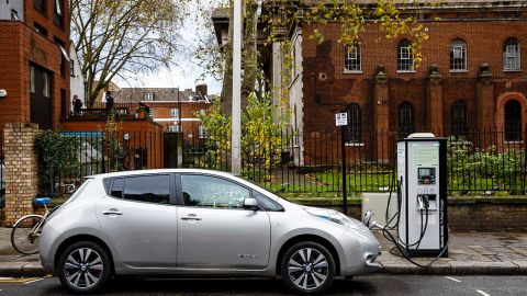 La SupperBattery está fabricada con carbono de grafeno que permite potencializarel tiempo de carga de la batería.