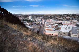 Cruzar la frontera hacia México es la esperanza de muchos en Estados Unidos para conseguir cuidados médicos