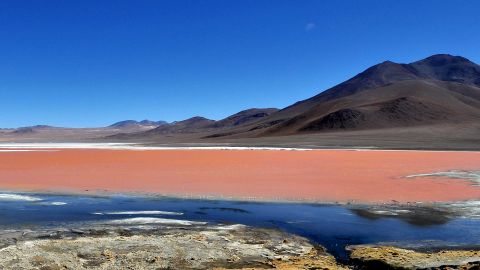 Esta laguna es famosa por su color rojizo.