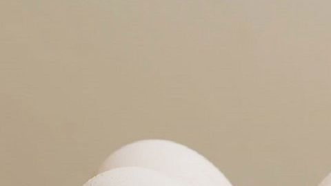 No saques los huevos de su caja ni los dejes en la puerta del refrigerador.