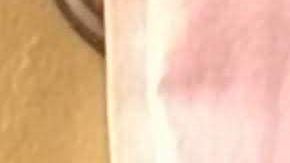 Abel Mata juega con su nieto de 2 años de edad.