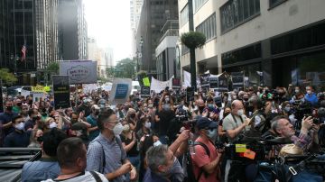 Una concentración llegó este lunes frente a la oficina del gobernador Cuomo en Manhattan.