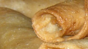 Estos tacos dorados rellenos de pollo serán ahogados en una delicosa salsa picante y decorados al servirse.