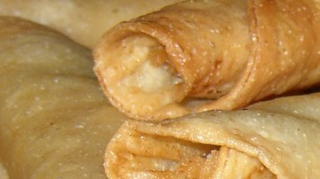 Estos tacos dorados rellenos de pollo serán ahogados en una delicosa salsa picante y decorados al servirse.