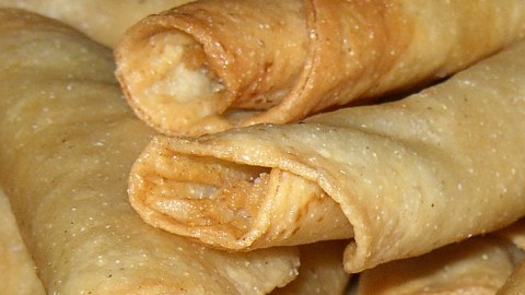 Estos tacos dorados rellenos de pollo serán ahogados en una delicosa salsa picante y decorados al servirse.