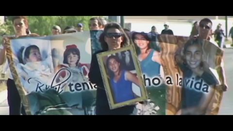 Marisela Escobedo con una foto de su hija Rubí.