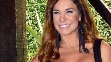 Lis Vega se quitó el calzón y exhibió sus caderas al desnudo.