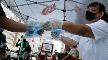 En esos vecindarios la Ciudad planea intensificar la distribución de mascarillas, guantes y desinfectante de manos, así como hacer más pruebas.