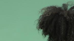 Noami Osaka en acción contra Anett Kontaveit durante el séptimo día del US Open.