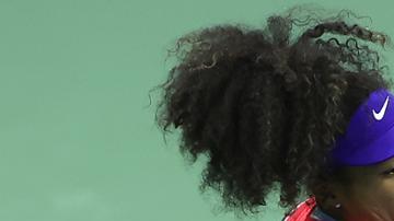 Noami Osaka en acción contra Anett Kontaveit durante el séptimo día del US Open.