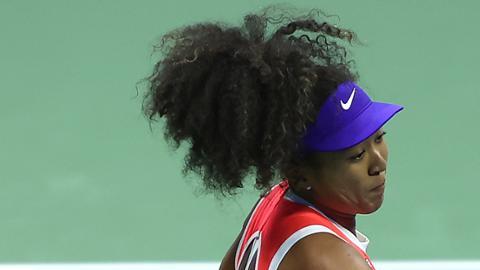Noami Osaka en acción contra Anett Kontaveit durante el séptimo día del US Open.