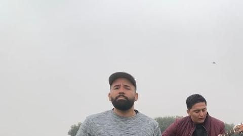 El dúo de los hermanos Alán y Roberto Lara llevan música a los trabajadores del campen Santa María, California. (Cortesía Alán y Roberto Lara)