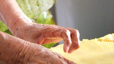 Preparación de platillos tradicionales yucatecos para el Día de Muertos, la ceremonia y ofrenda  se conoce como "Hanal Pixan".