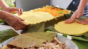 Preparación de platillos tradicionales yucatecos para el Día de Muertos, la ceremonia y ofrenda  se conoce como "Hanal Pixan".