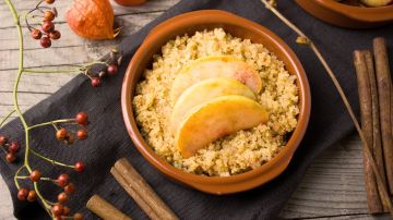 La quinoa es un buen sustituto del arroz; aporta proteína completa y fibra.