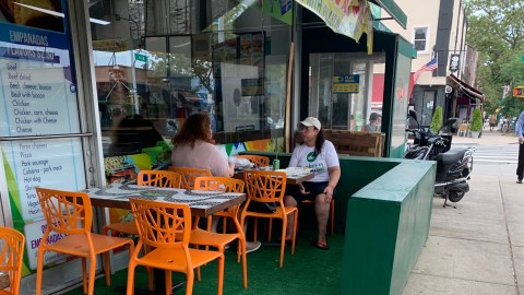 Cuomo ha retrasado la apertura de los restaurantes porque la normalización, por fases, de estos ha estado asociada a rebrotes del virus.