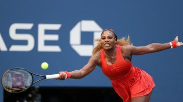 Serena Williams, pasó a octavos de final del Abierto de Estados Unidos tras derrotar a su compatriota Sloane Stephens.