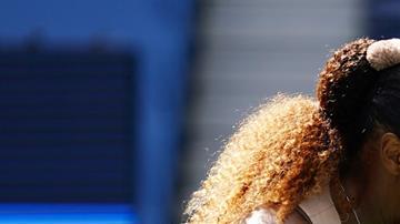 Serena Williams en acción contra Maria Sakkari de Grecia.