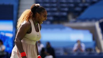 Serena Williams en acción contra Maria Sakkari de Grecia.