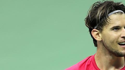 Dominic Thiem de Austria celebra su victoria ante el ruso Daniil Medvedev .