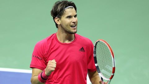 Dominic Thiem de Austria celebra su victoria ante el ruso Daniil Medvedev .