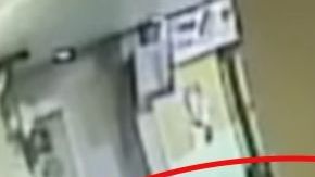 VIDEO: Mujer golpea brutalmente y jala de cabello a niña en restaurante