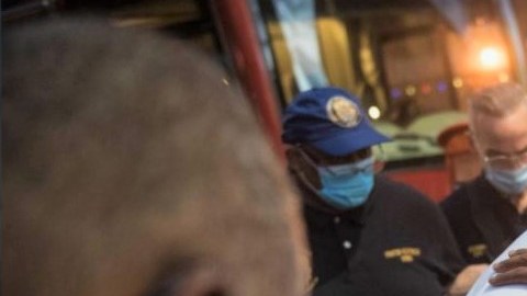 El Alcalde resaltó el trabajo que hace la Policía con las comunidades, como aquí el jefe de la Oficina de Asuntos Comunitarios Jeffrey Maddrey.