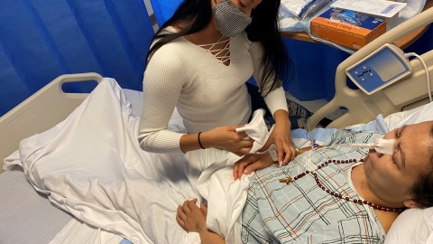 Johanna Latacela Luna cuida a su madre Martha Luna, paciente con cáncer cerebral terminal.