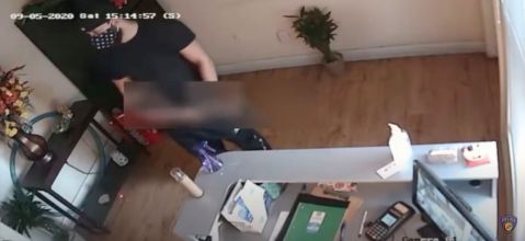 En las imágenes se ve cómo el hombre expone su pene a la empleada del spa y luego intenta acorralarla para abusar sexualmente de ella.