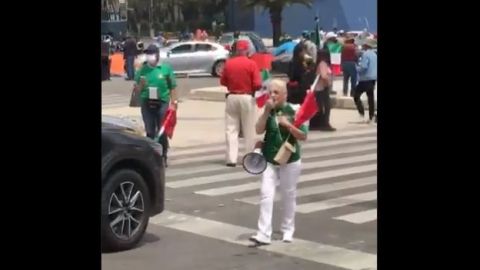Mujer llama a voluntarios para plantón.