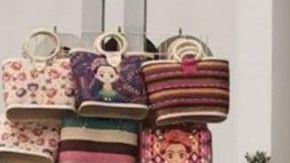 El hombre ofrecía sus artesanías.