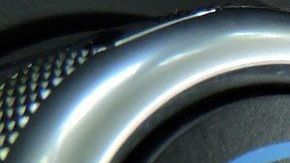 Para disminuir el consumo de combustible al usar el aire acondicionado, es recomendable aparcar tu auto en lugares con sombra, de esta manera el sistema de aire acondicionado tardará menos en climatizar el habitáculo.